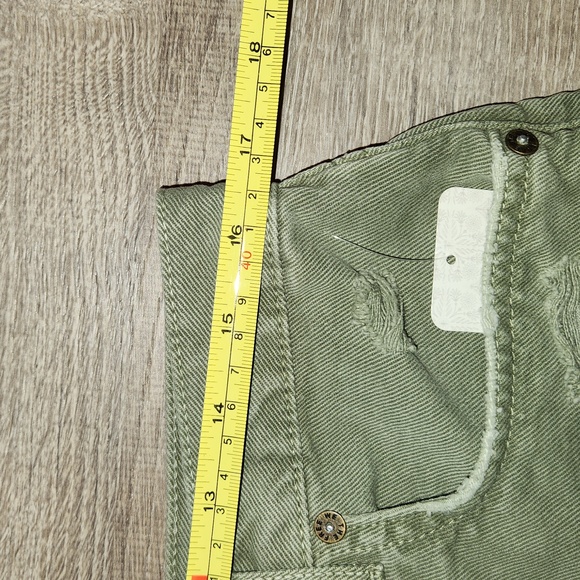 FREE PEOPLE Maggie Midrise Distressed Denim Shorts Army Green NWT Size 31 - Picture 9 of 9